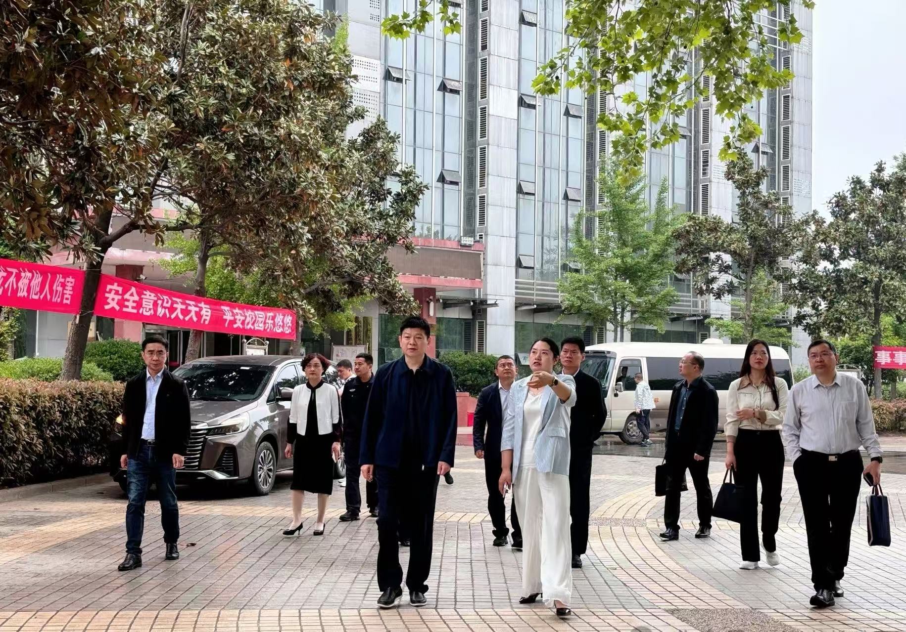 郑红岭局长介绍若水教育办学情况
