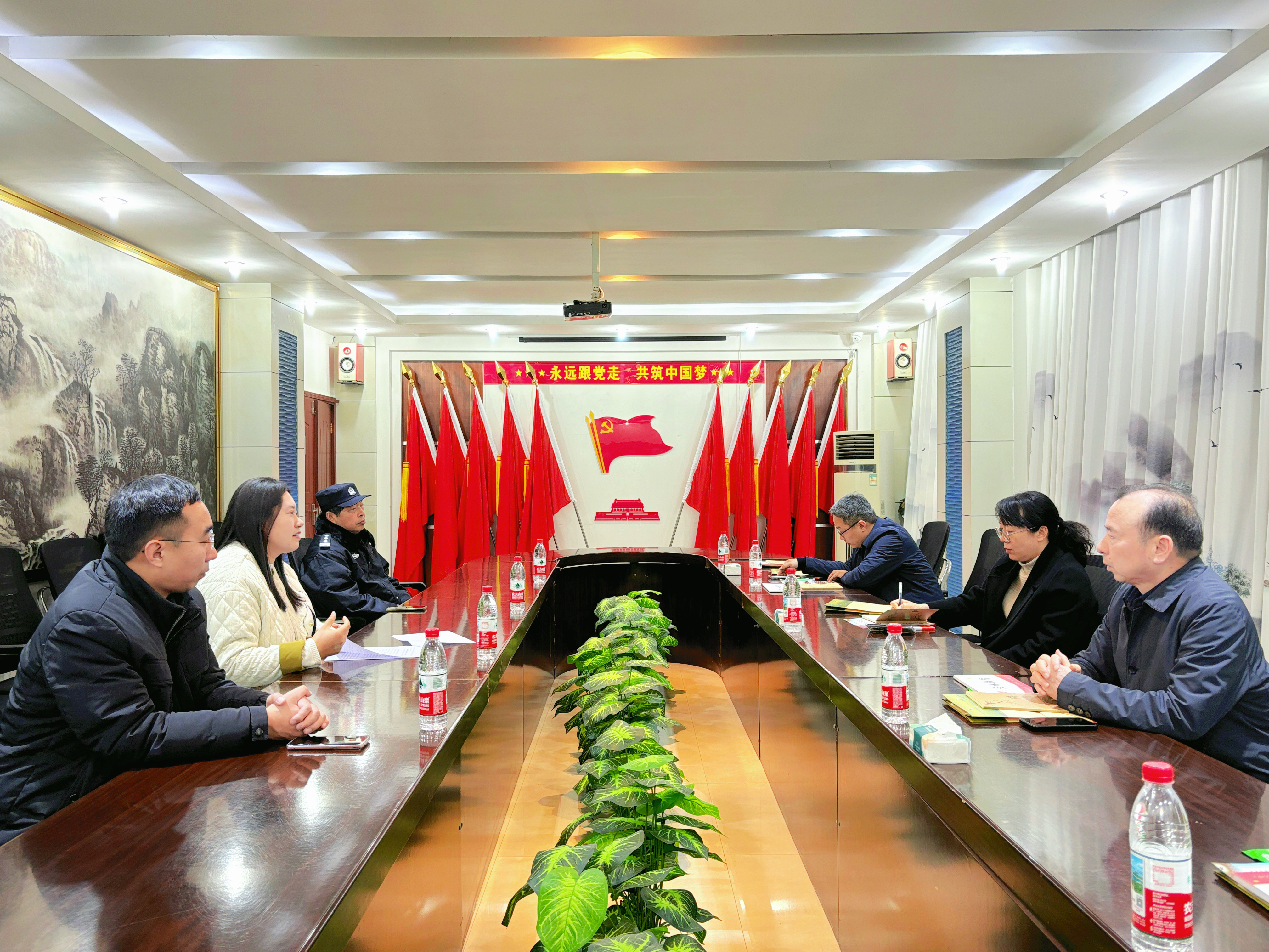 调研组在汝河校区参观大厅