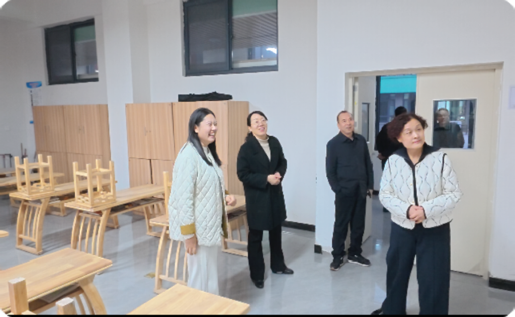 参观钢琴音乐教室与项目课学习教室