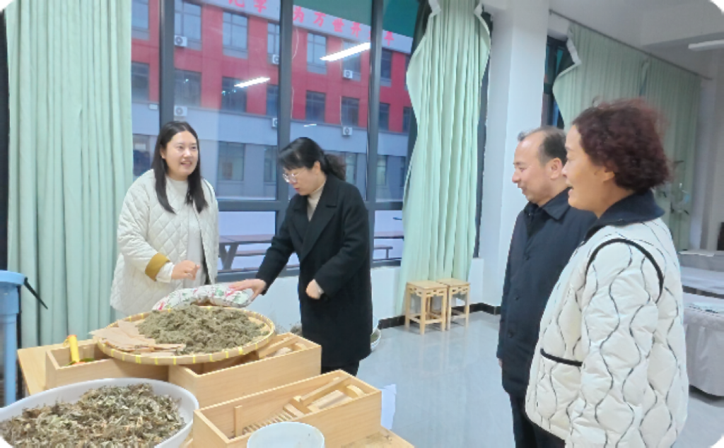调研组与校方合影留念