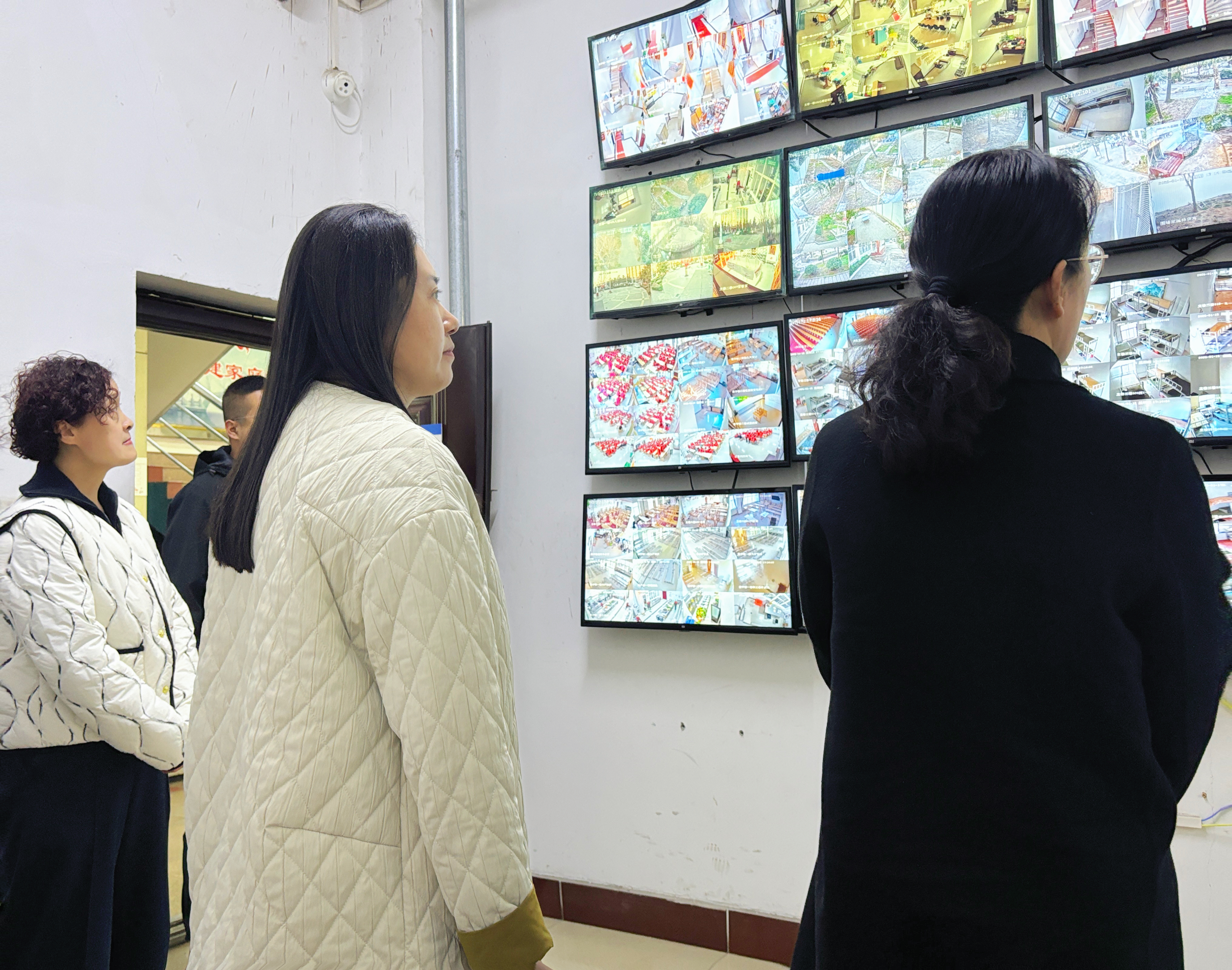 黄部长强调校园安全工作