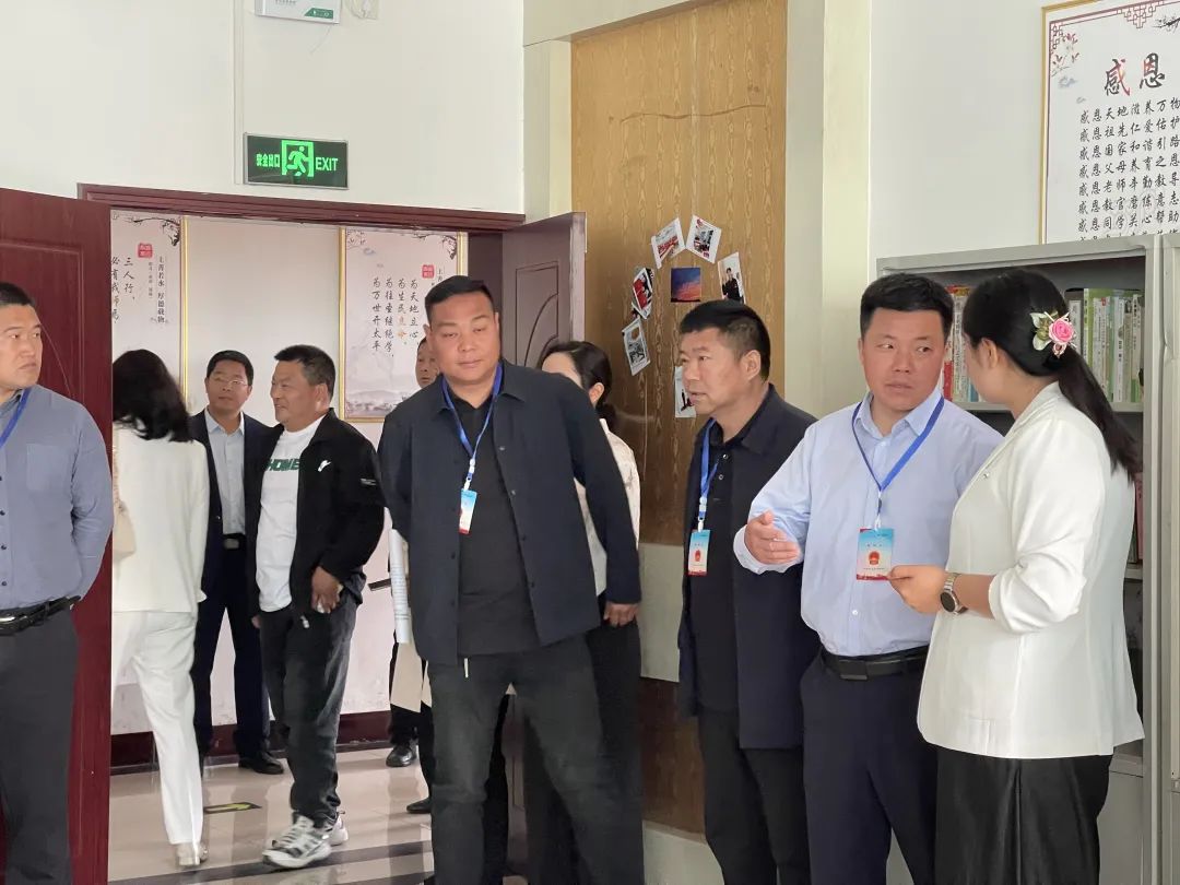 调研组听取学校情况介绍