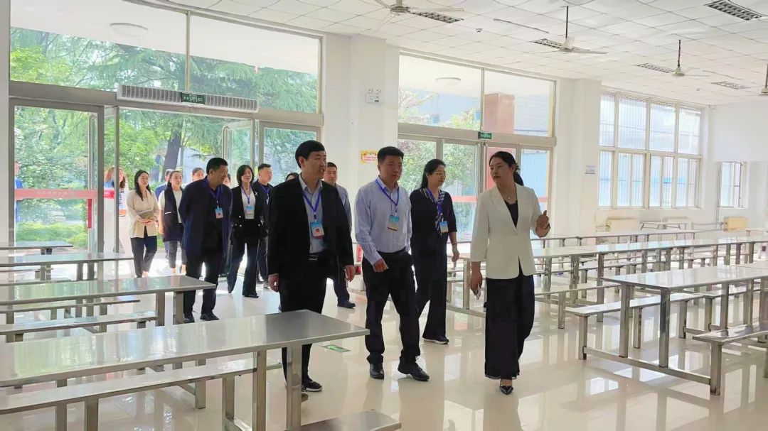 徐校长陪同参观若水教育校园
