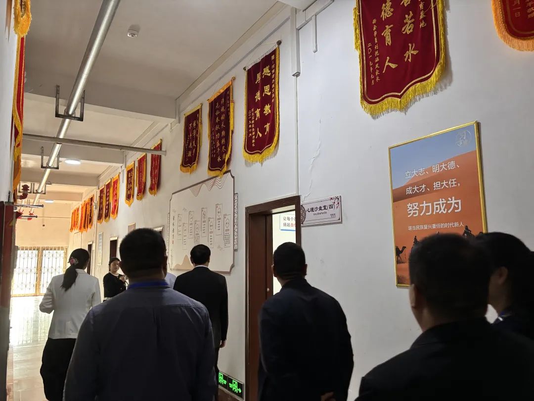 调研组实地参观学校教室