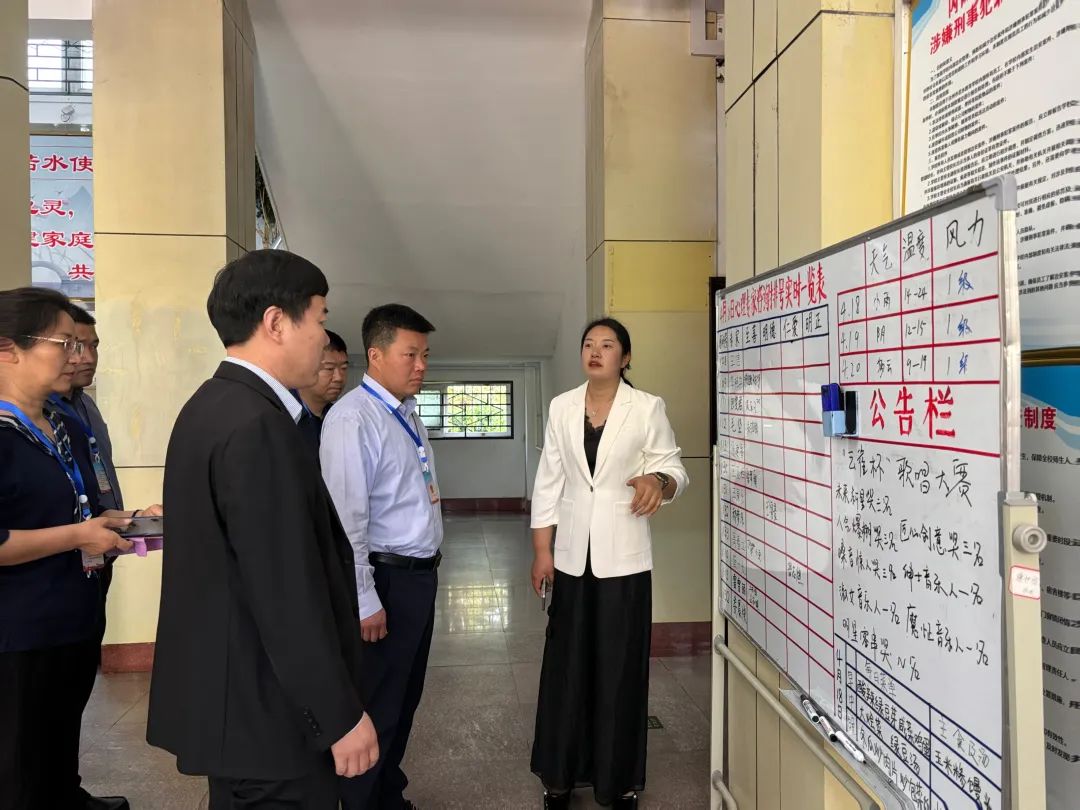 参观心理咨询室与学生餐厅