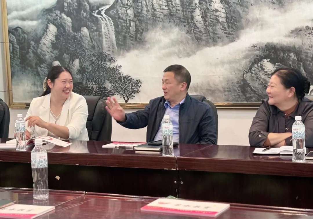 徐校长向调研组介绍学校情况