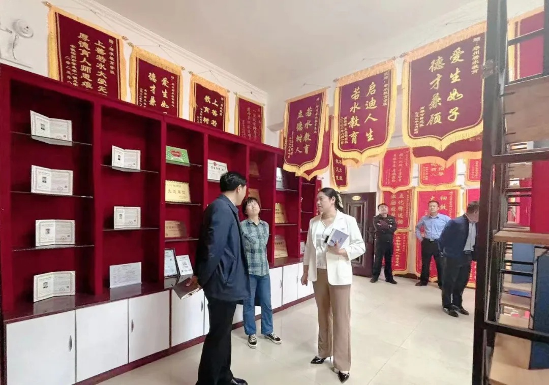调研组深入学校各处实地考察