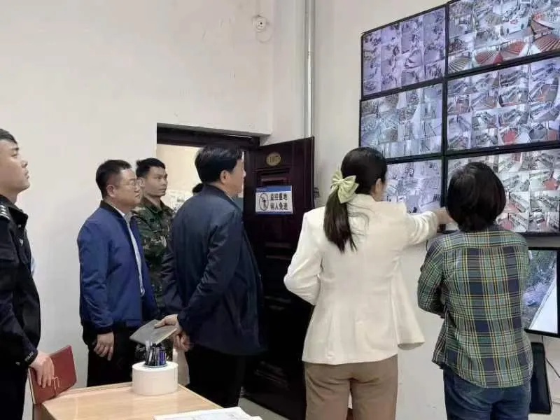调研组参观学校设施
