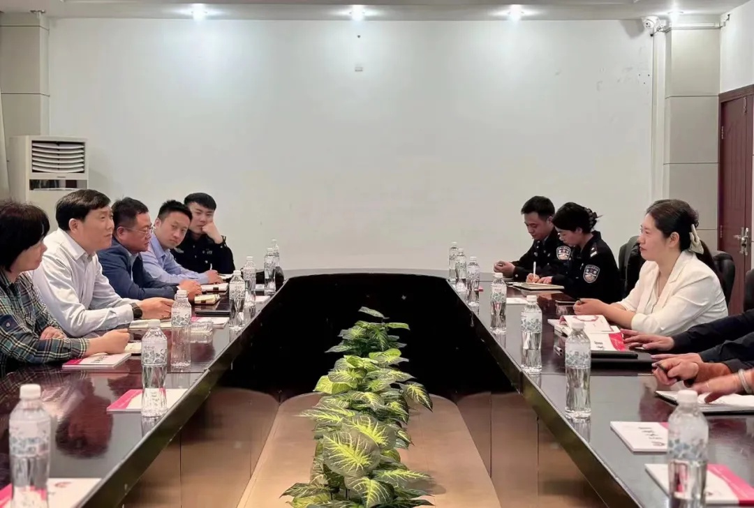 调研组合影留念