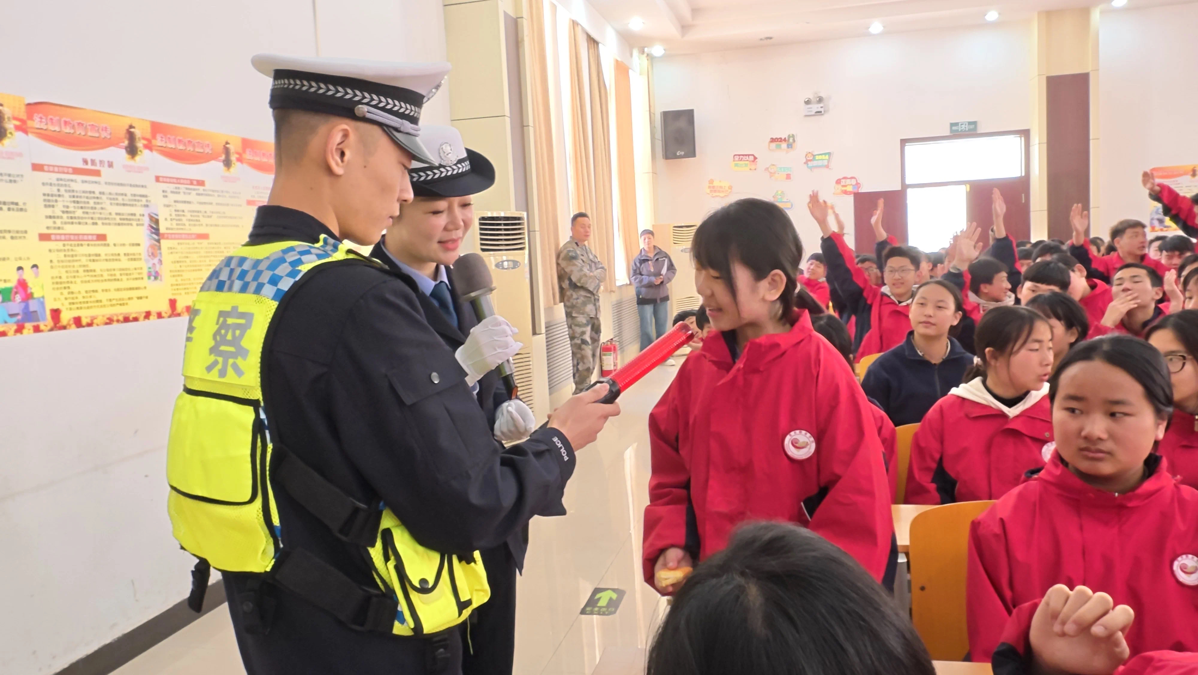 禁毒宣传进校园 · 珍爱生命远离毒品
